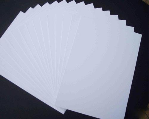 白卡纸的哪些方面优于白板纸？